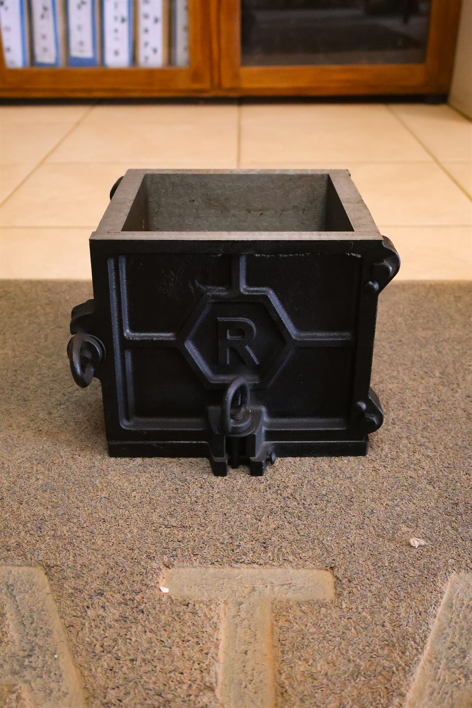 Concrete test cube mould
