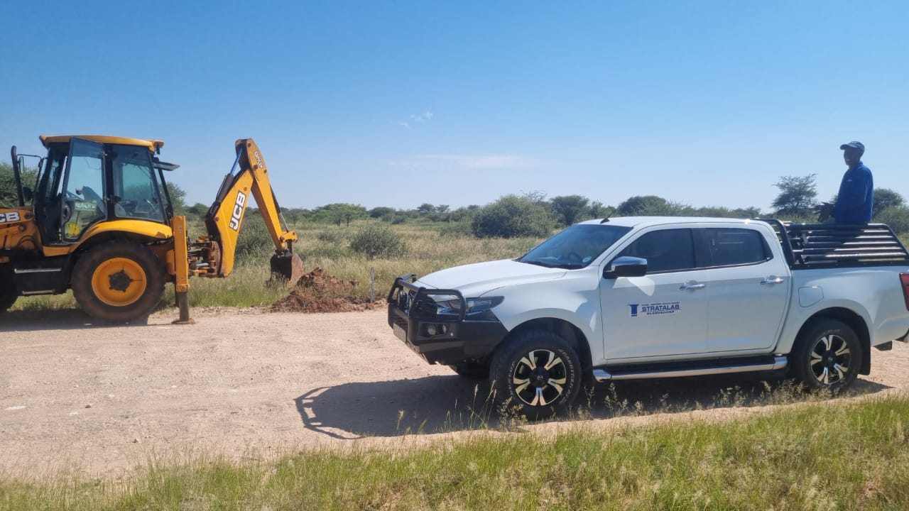 Stratalab vehicle and site machinery during on-site quality control work